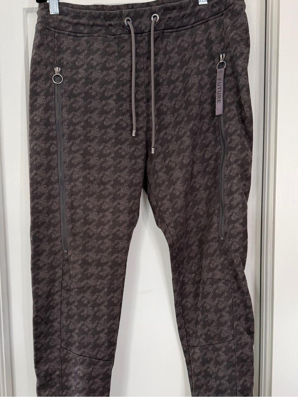 MAC Future Cropped jogger Drawstring Pants in black and Charcoal